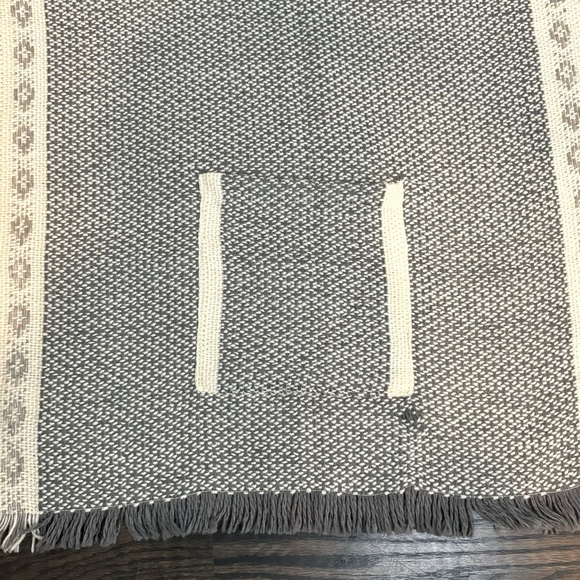 Demdaco Gray White Fringe Pocket Blanket Scarf - Picture 8 of 10